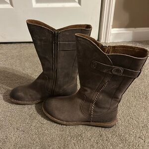 Brown distressed mid calf boots
Born brand, size 8.5